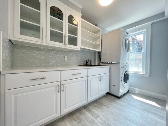 Interior, Washer, Wood Texture Flooring