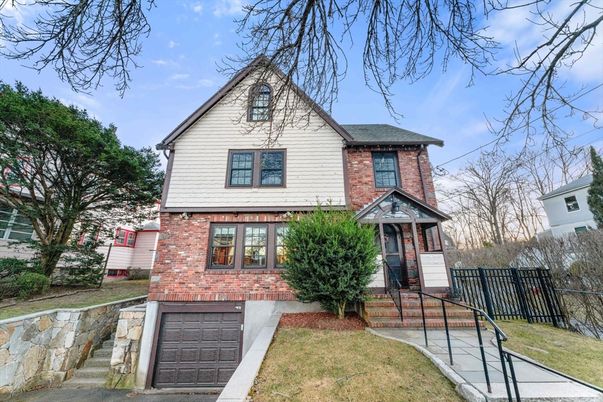 Attached, Exterior, Facade, Brick Facade, Queen Anne Victorian