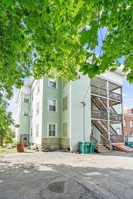 Exterior, Facade, Rowhouse