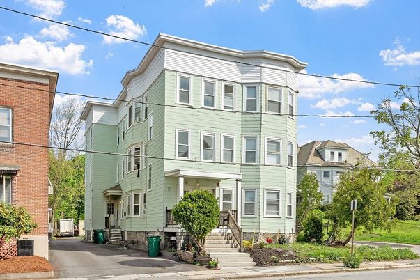 Exterior, Facade, Rowhouse