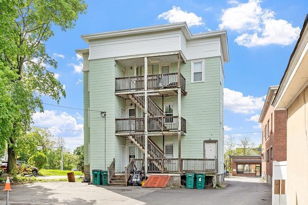 Exterior, Facade, Rowhouse