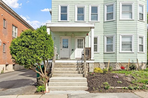 Exterior, Facade, Rowhouse