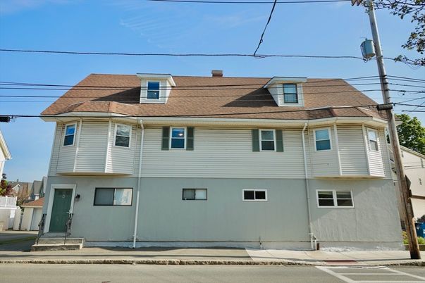Exterior, Facade, Rowhouse