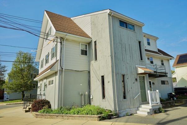Exterior, Facade, Rowhouse