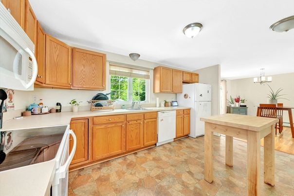Chandelier, Dining room, Interior, Kitchen