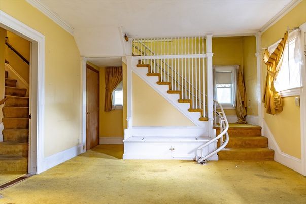 Empty room, Interior