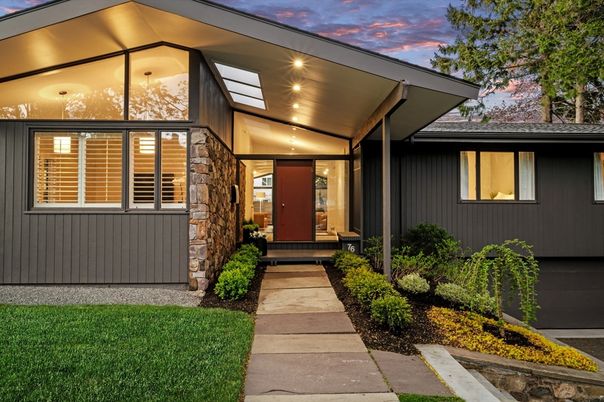Exterior, Facade, Modern