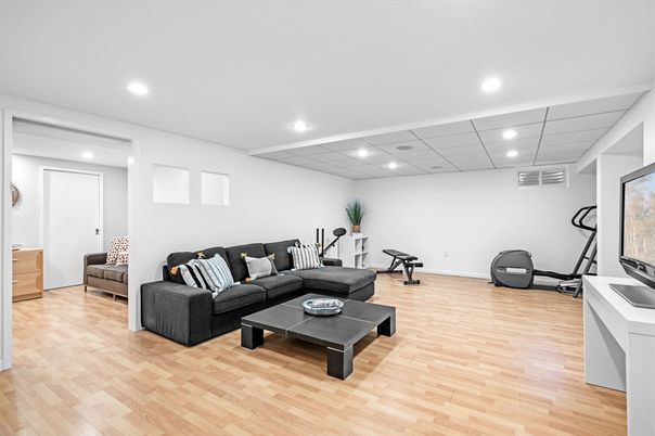 Fitness Equipment, Interior, Living room, Recessed Lighting, Wood Texture Flooring