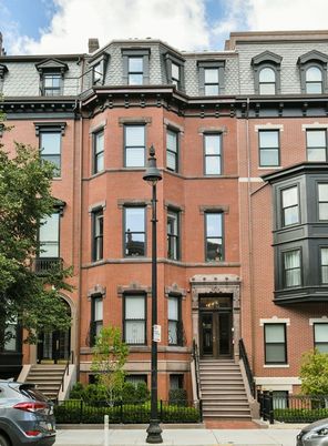 Exterior, Facade, Brick Facade, Rowhouse
