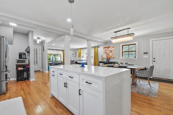 Chandelier, Dining room, Interior, Kitchen, Pendant Lights, Recessed Lighting, Wood Texture Flooring