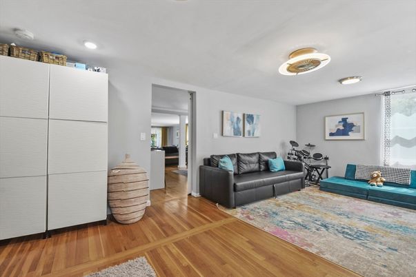 Interior, Recessed Lighting, Wood Texture Flooring