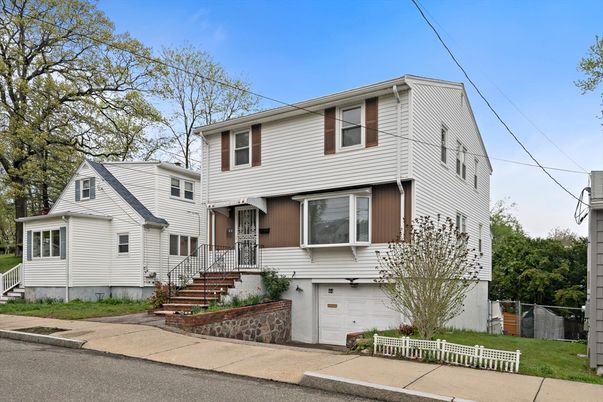 Attached, Exterior, Facade, American Foursquare
