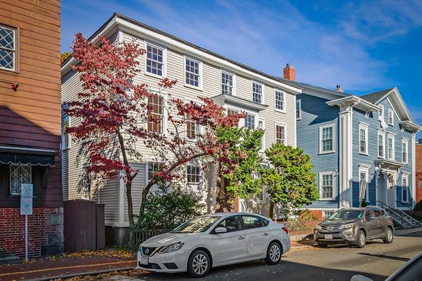Exterior, Facade, Rowhouse