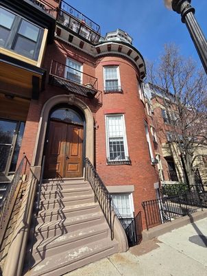 Exterior, Facade, Brick Facade, Rowhouse