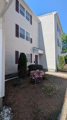 Exterior, Facade, Rowhouse
