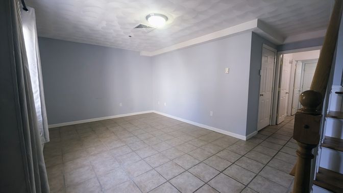 Empty room, Interior