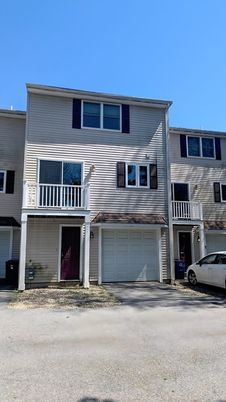 Attached, Exterior, Facade, Rowhouse