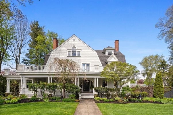 Exterior, Facade, Queen Anne Victorian