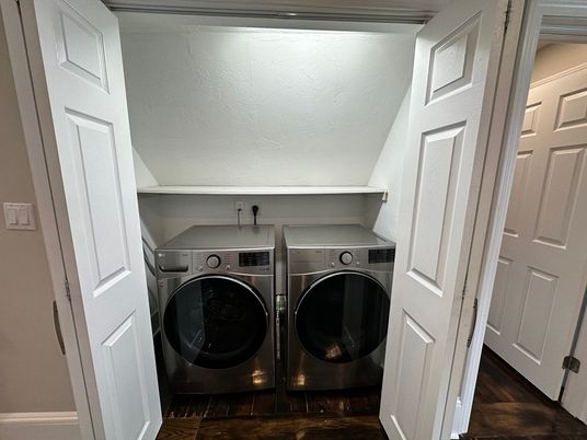 Interior, Utility Closets, Washer, Wood Texture Flooring