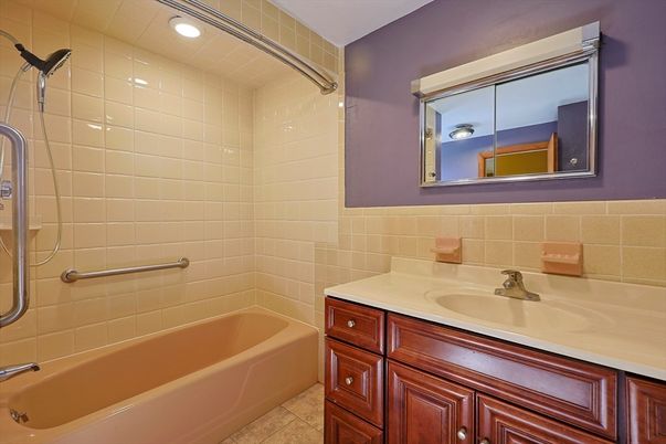 Bathroom, Interior, Recessed Lighting