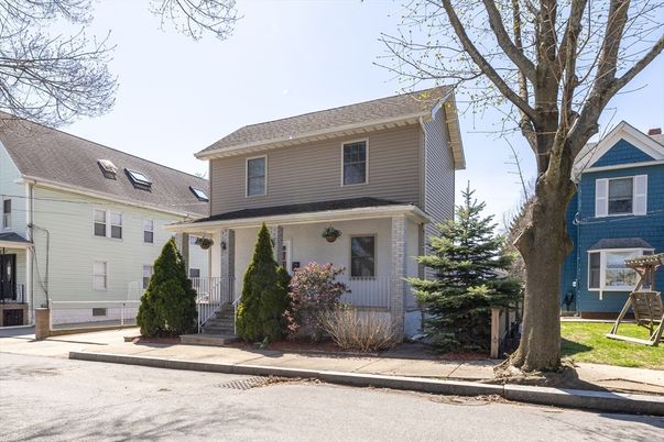 Exterior, Facade, American Foursquare