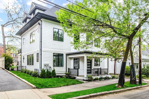 Exterior, Facade, American Foursquare