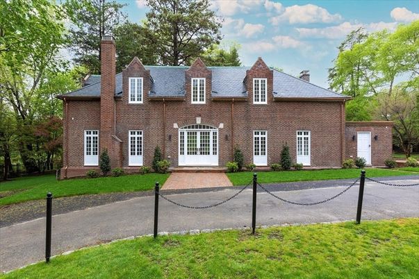 Exterior, Facade, Brick Facade, Georgian