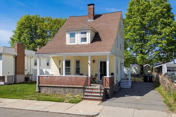 Exterior, Facade, Cape Cod