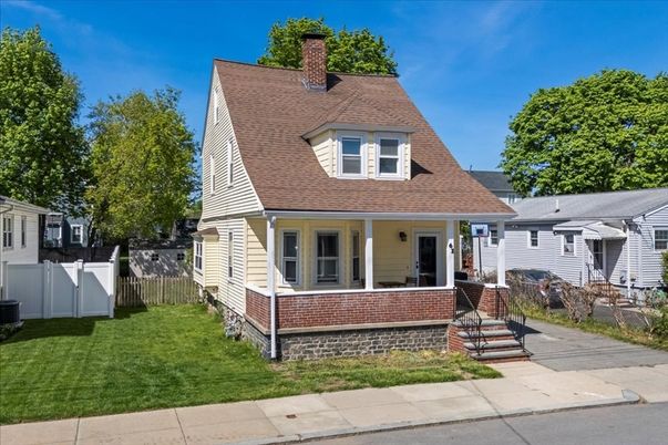 Exterior, Facade, Cape Cod