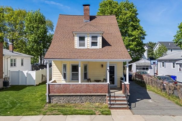 Exterior, Facade, Cape Cod