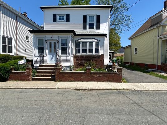 Exterior, Facade, Brick Facade, American Foursquare