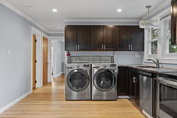 Interior, Pendant Lights, Recessed Lighting, Washer, Wood Texture Flooring