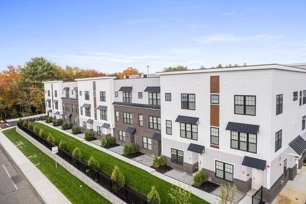 Exterior, Facade, Rowhouse