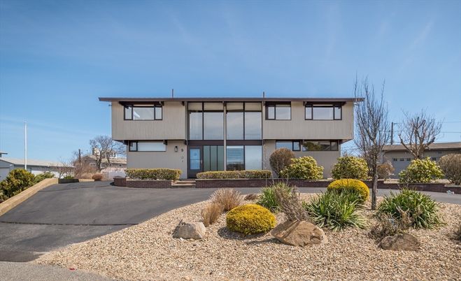 Exterior, Facade, Raised Ranch