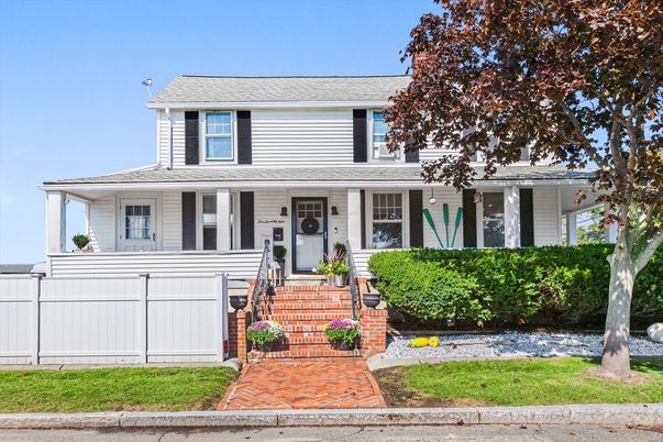 Exterior, Facade, American Foursquare