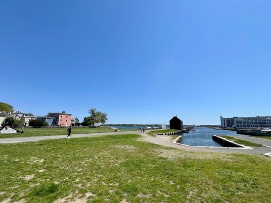 Exterior, Lake