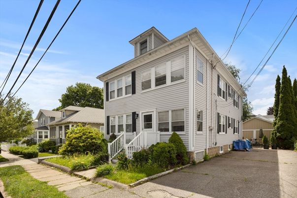 Exterior, Facade, American Foursquare
