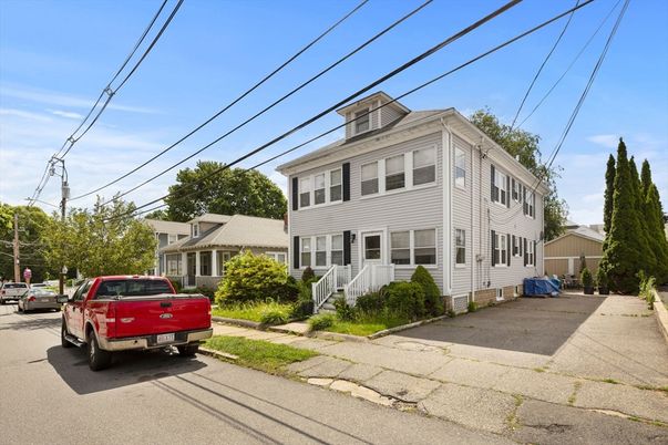 Exterior, Facade, American Foursquare