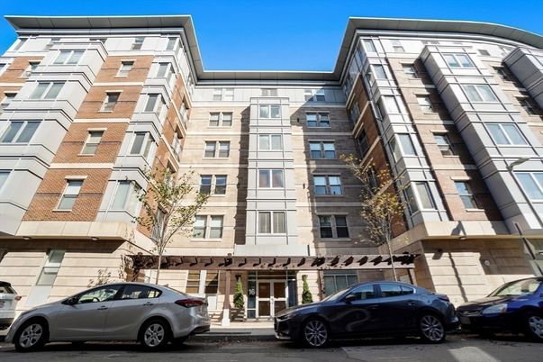 Exterior, Facade, Rowhouse