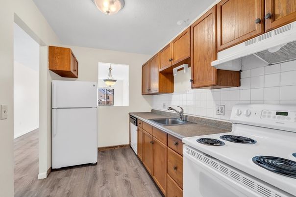 Interior, Kitchen, Pendant Lights, Wood Texture Flooring