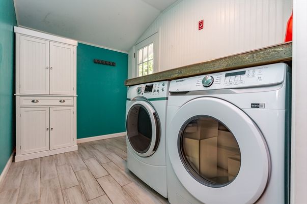 Interior, Utility Closets, Washer, Wood Texture Flooring