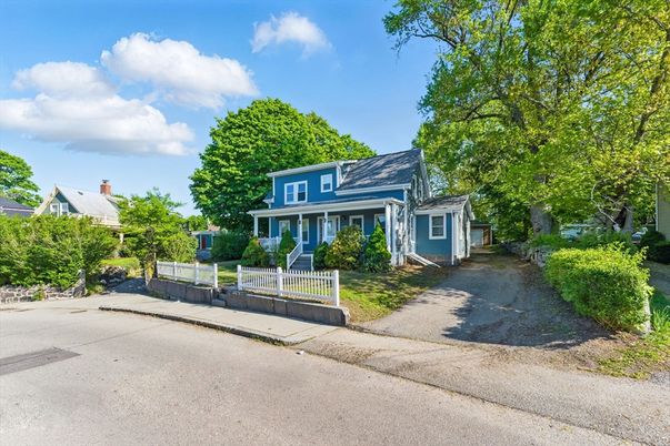 Exterior, Facade, Cape Cod
