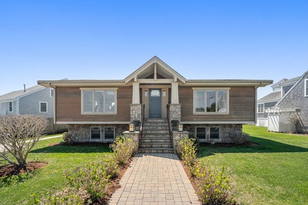 Exterior, Facade, Raised Ranch