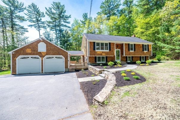 Attached, Exterior, Facade, Brick Facade, Log Home