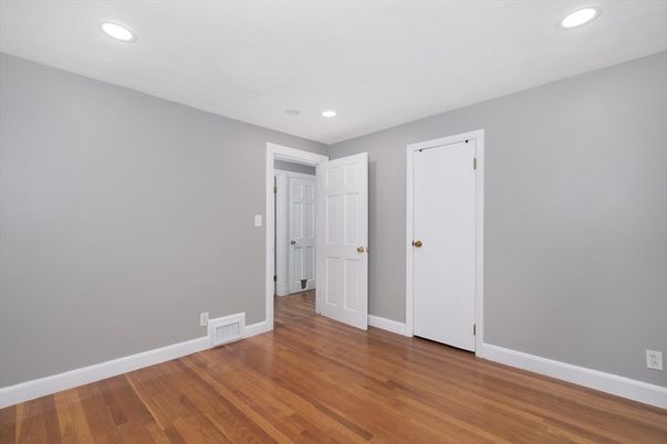 Empty room, Interior, Recessed Lighting, Wood Texture Flooring