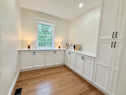 Interior, Recessed Lighting, Wood Texture Flooring