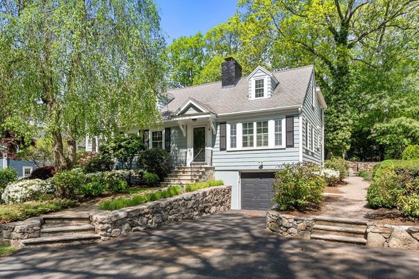 Attached, Exterior, Facade, Cape Cod