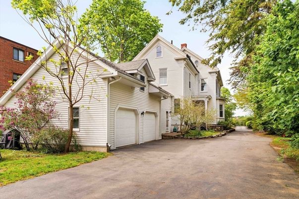 Attached, Exterior, Facade, Queen Anne Victorian