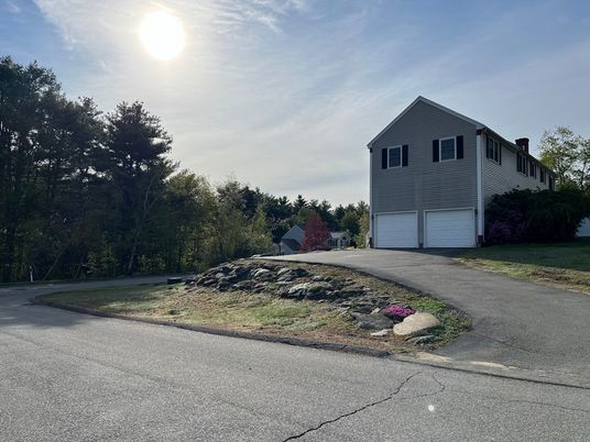 Attached, Exterior, Facade, Raised Ranch