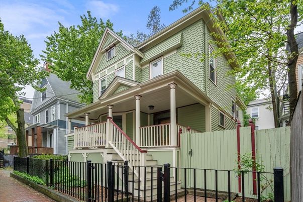 Exterior, Facade, Queen Anne Victorian
